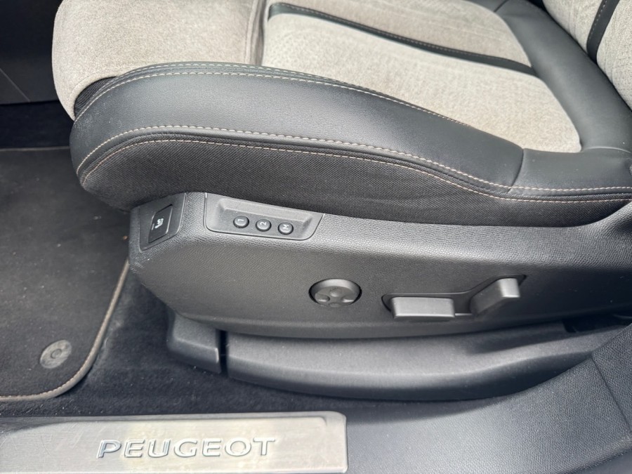 PEUGEOT d'occasion 3008 HYBRID 225ch GT Pack e-EAT8 de 2021 Le Havre
