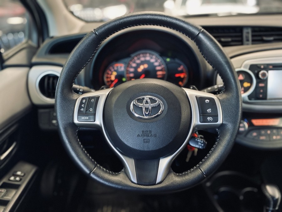 TOYOTA d'occasion YARIS 1.3 de 2013 Annecy (74)﻿