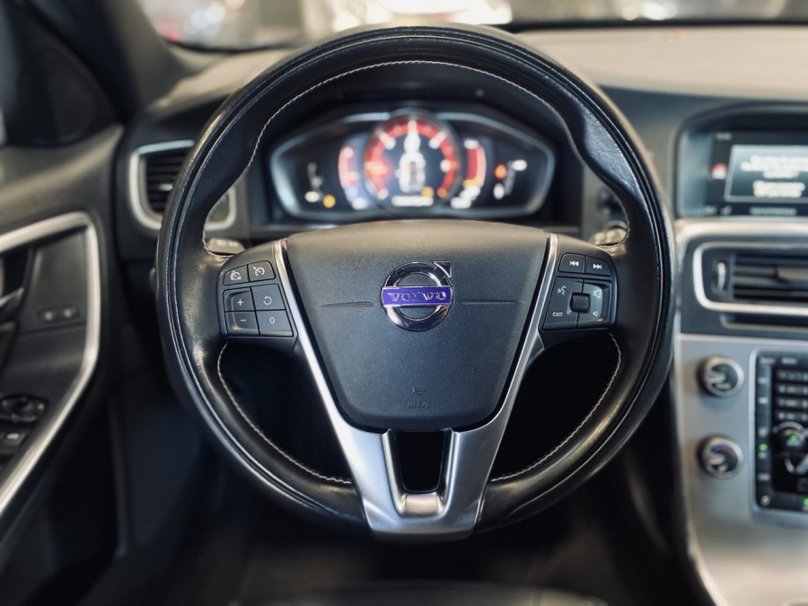 VOLVO d'occasion V60 D3 150 SUMMUM GEARTRONIC AUTO de 2016 Annecy