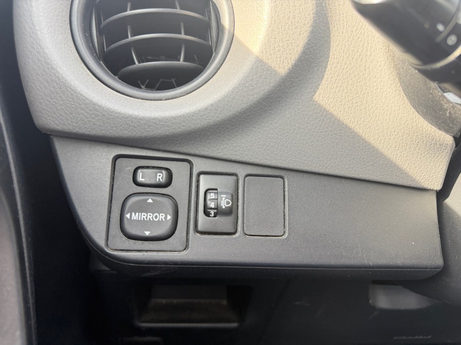 TOYOTA d'occasion YARIS III 1 69 VVTI TENDANCE de 2014 Royan (17)﻿