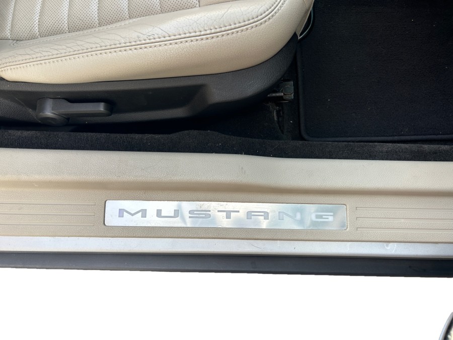FORD d'occasion MUSTANG 2.3 ECOBOOST CONVERTIBLE de 2010 Cannes (06)﻿