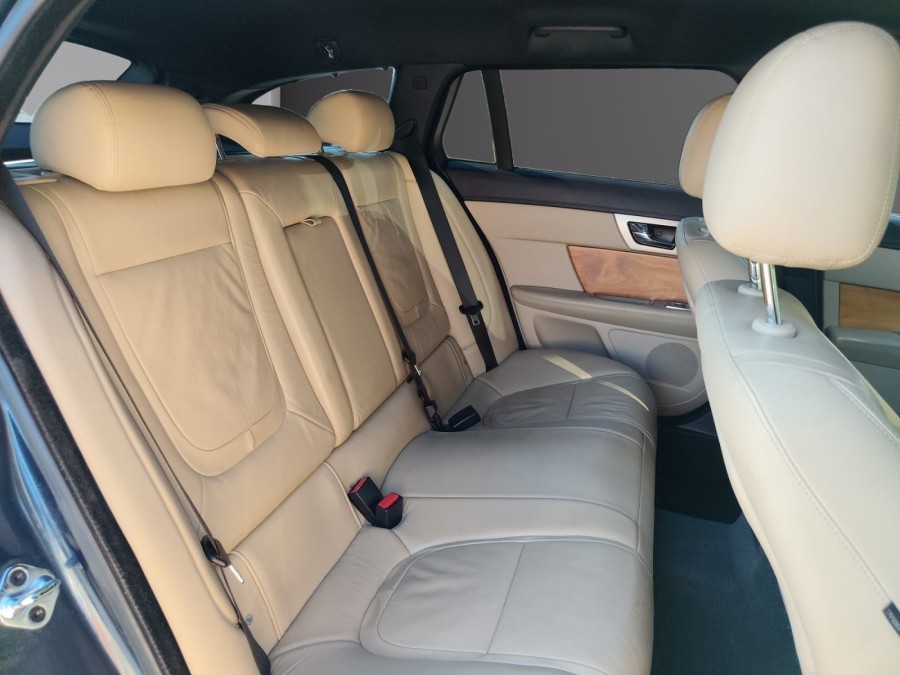 JAGUAR d'occasion XF SPORTBRAKE 3 V6 D 240 LUXE AUTO de 2013