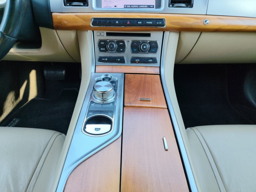 JAGUAR d'occasion XF SPORTBRAKE 3 V6 D 240 LUXE AUTO de 2013