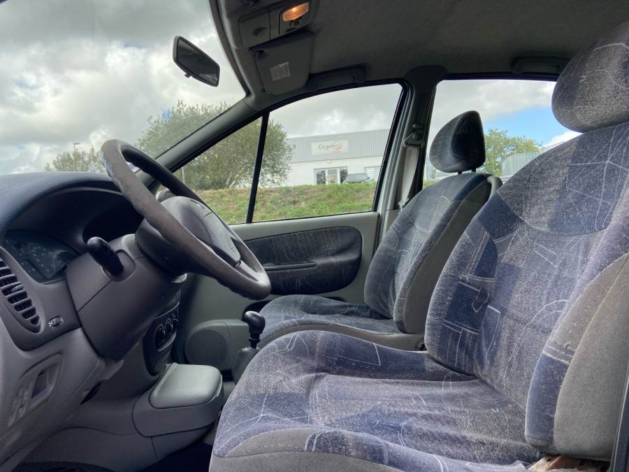 RENAULT d'occasion SCENIC 1.6i 16V RXE de 2000 Brest (29)﻿