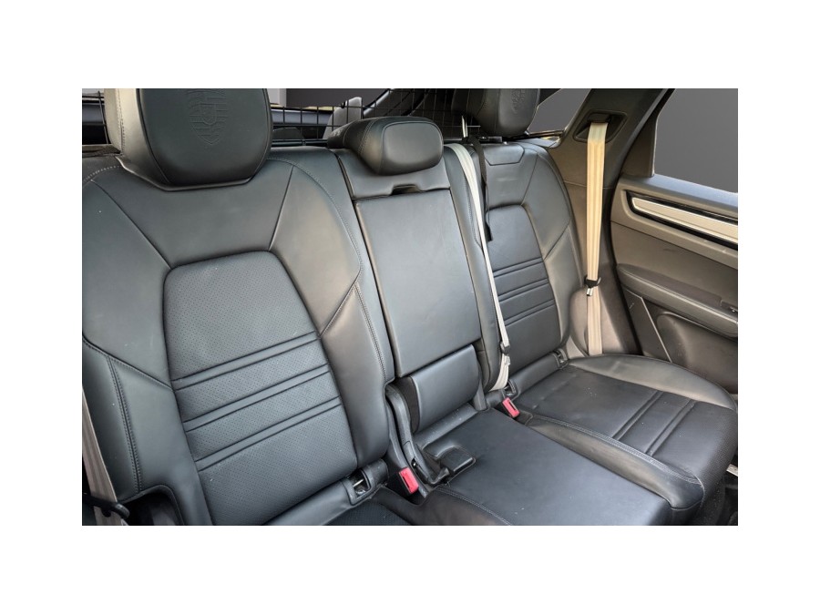 PORSCHE d'occasion CAYENNE 3.0 V6 E-HYBRID de 2022 La Ciotat (13)﻿
