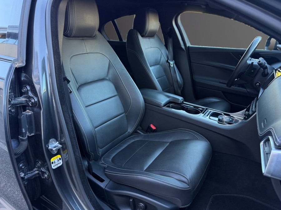 JAGUAR d'occasion XE 2.0L D 180 PURE BA de 2016 La Ciotat (13)﻿