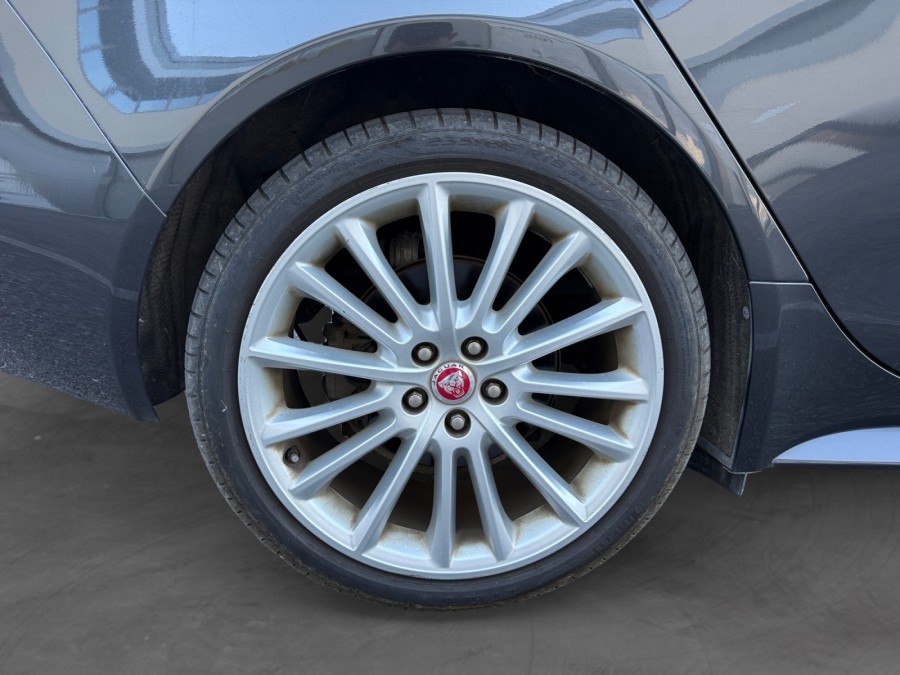 JAGUAR d'occasion XE 2.0L D 180 PURE BA de 2016 La Ciotat (13)﻿