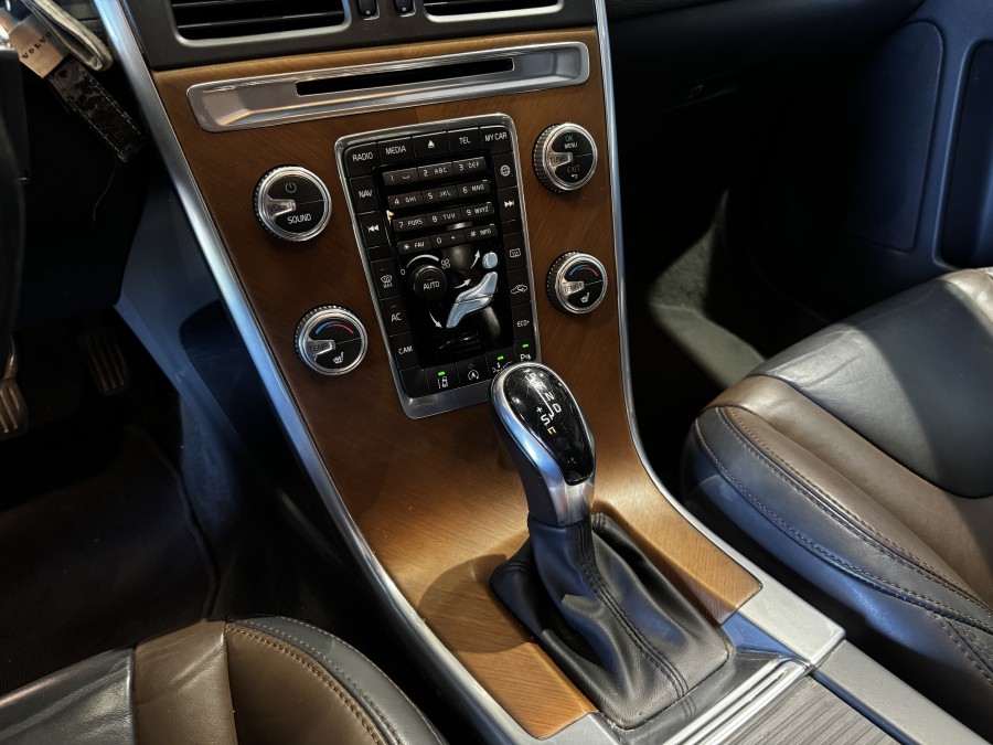VOLVO d'occasion XC60 D4 181 SUMMUM GEARTRONIC de 2014 Aix Les Bains