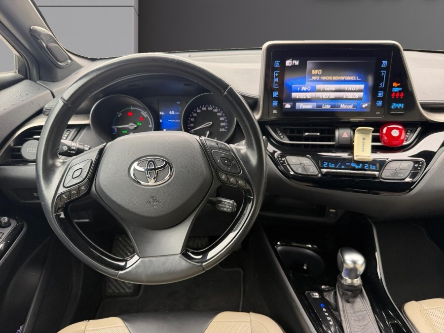 TOYOTA d'occasion C-HR 122h Collection 2WD E-CVT RC18 de 2018 Lyon St