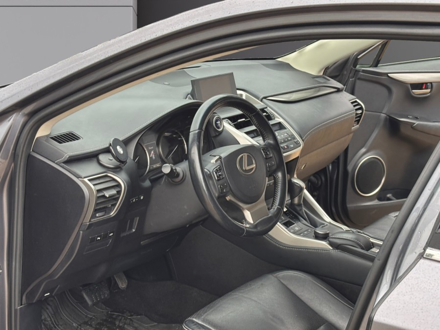 LEXUS d'occasion NX 300h 4WD Luxe de 2015 Orleans (45)﻿