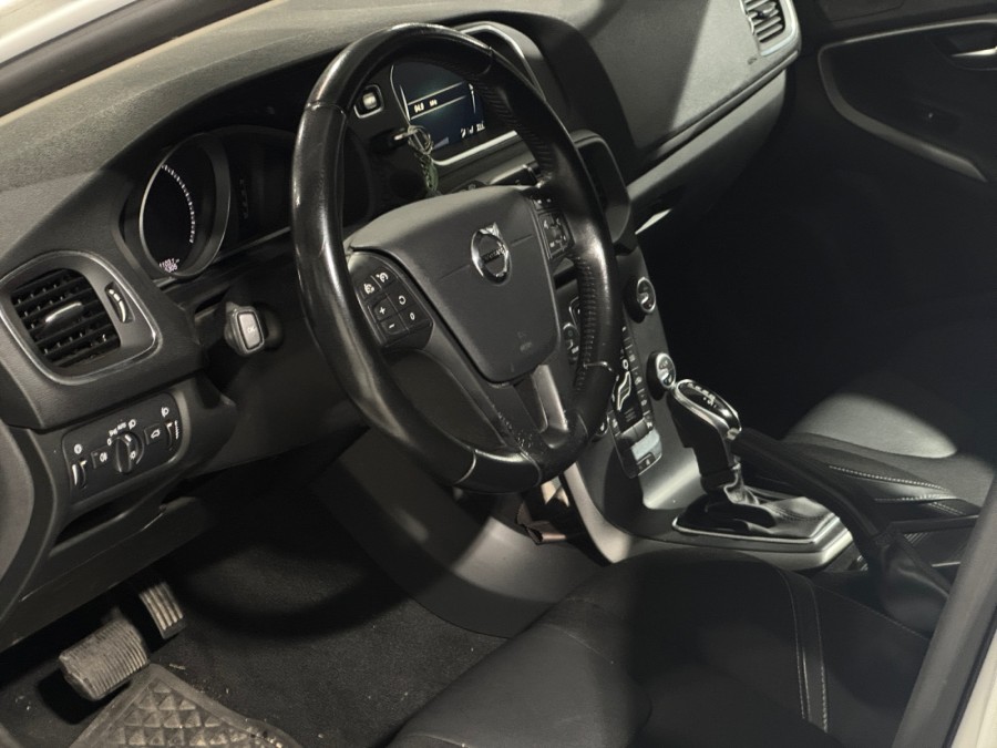 VOLVO d'occasion V40 D3 150 Momentum de 2016 Meximeux (01)﻿