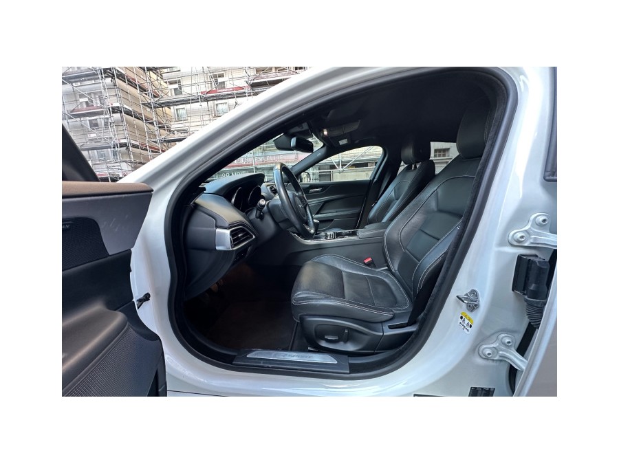 JAGUAR d'occasion XE 2.0L D 180 PURE BA de 2015 Paris 15 (75)﻿