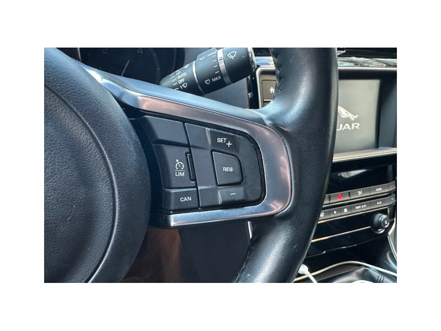 JAGUAR d'occasion XE 2.0L D 180 PURE BA de 2015 Paris 15 (75)﻿