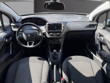 Peugeot 208 puretech 82ch ss bvm5 signature/couroie changÉe/camera de recul et radar de stationnement -garantie 12 mois...