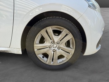 Peugeot 208 puretech 82ch ss bvm5 signature/couroie changÉe/camera de recul et radar de stationnement -garantie 12 mois...