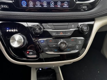 Chrysler pacifica limited 3.6 v6 291ch limited garantie 12mois occasion simplicicar lagny  simplicicar simplicibike france