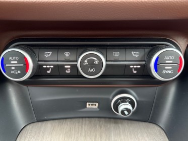 Alfa romeo stelvio 210 ch q4/carplay/attelage/toit ouvrant/camera radar/siÈgesvolant chauffants occasion simplicicar salon...