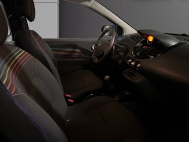 Renault twingo ii 1.2 lev 16v 75 eco2 purple, garantie 12 mois. occasion simplicicar villejuif  simplicicar simplicibike france