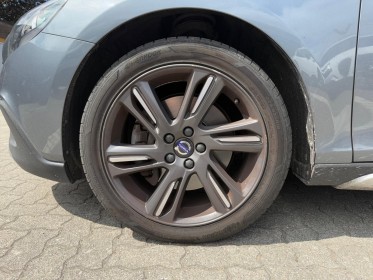 Volvo v40 cross country d2 120 oversta edition toit vitré panoramique régulateur de vitesse garantie 12 mois occasion...