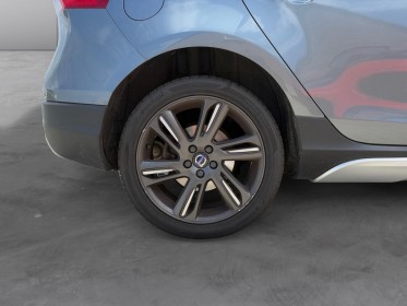 Volvo v40 cross country d2 120 oversta edition toit vitré panoramique régulateur de vitesse garantie 12 mois occasion...
