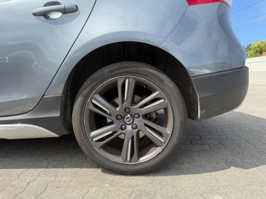 Volvo v40 cross country d2 120 oversta edition toit vitré panoramique régulateur de vitesse garantie 12 mois occasion...