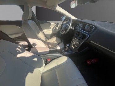 Volvo v40 d2 120 momentum / entretien full chez vovlo distri  vidange occasion avignon (84) simplicicar simplicibike france