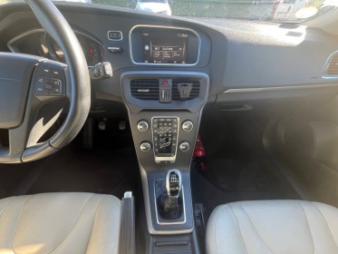 Volvo v40 d2 120 momentum / entretien full chez vovlo distri  vidange occasion avignon (84) simplicicar simplicibike france
