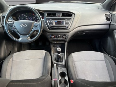 Hyundai i20 1.2 75 initia / premiÈre main / factures complÈtes / entretien ok / garantie 12 mois occasion simplicicar salon...
