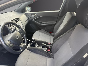 Hyundai i20 1.2 75 initia / premiÈre main / factures complÈtes / entretien ok / garantie 12 mois occasion simplicicar salon...