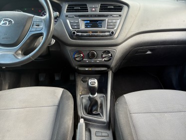 Hyundai i20 1.2 75 initia / premiÈre main / factures complÈtes / entretien ok / garantie 12 mois occasion simplicicar salon...