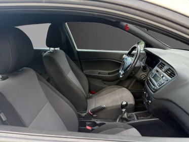 Hyundai i20 1.2 75 initia / premiÈre main / factures complÈtes / entretien ok / garantie 12 mois occasion simplicicar salon...