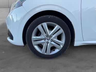 Peugeot 208 puretech 82ch ss bvm5 signature garantie 12 mois occasion simplicicar toulon est simplicicar simplicibike france