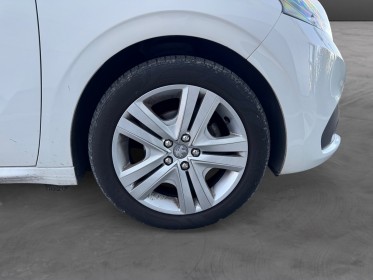 Peugeot 208 puretech 82ch ss bvm5 signature garantie 12 mois occasion simplicicar toulon est simplicicar simplicibike france