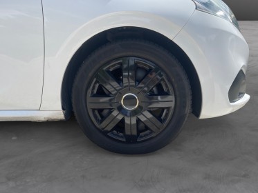Peugeot 208 puretech 82ch ss bvm5 signature garantie 12 mois occasion simplicicar toulon est simplicicar simplicibike france