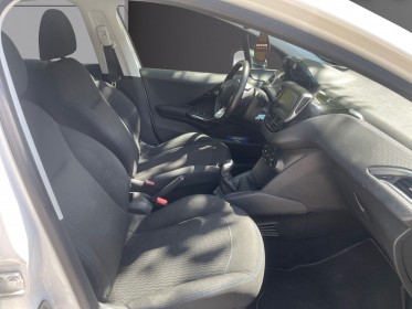 Peugeot 208 puretech 82ch ss bvm5 signature garantie 12 mois occasion simplicicar toulon est simplicicar simplicibike france