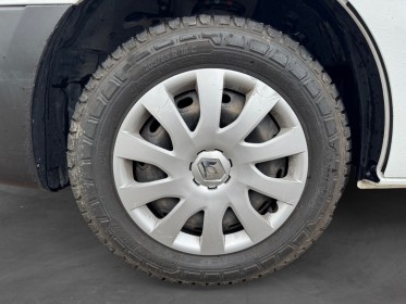 Renault trafic fourgon l2h1 1200 kg dci 120 grand confort attelage kit bois clim régulateur garantie 12 mois occasion...