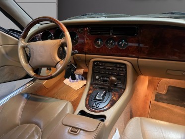 Jaguar xk8 4.0i v8 cabriolet garantie 12 mois occasion simplicicar saint-jean simplicicar simplicibike france