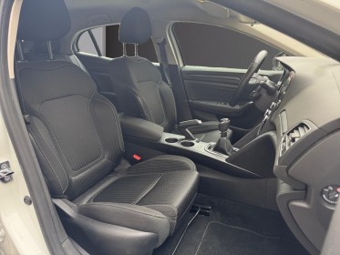 Renault megane iv berline business blue dci 115 business intens/ regulateur de vitesse / entretient renault occasion paris...