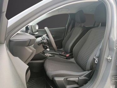 Peugeot 208 1.2 hybrid e-dsc6 100 cv finition allure / equipé de chaîne distribution / capteur de recul ar / 3 988 kms...