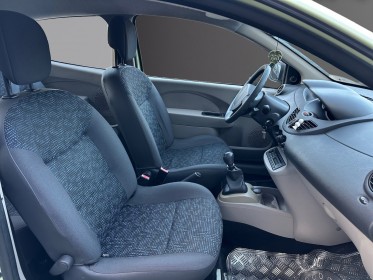 Renault twingo ii 1.2 lev 16v 75 eco2 authentique garantie 12 mois kit distribution ok courroie accessoire ok occasion...