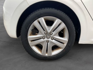 Peugeot 208 bluehdi 100ch ss bvm5 signature régulateur bluetooth ecran tactile garantie 12 mois occasion barberey...