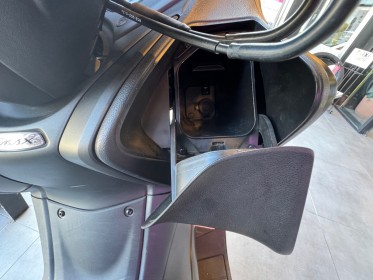 Yamaha  tmax 560 sport 47cv et 55nm permis a2 compatible echappement akrapovic bulle courte garantie 12 mois financement...