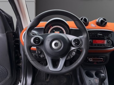 Smart fortwo coupe 90 cv boite auto passion- toit panoramique - accoudoir - jantes alu bicolor -vitres teintées occasion...