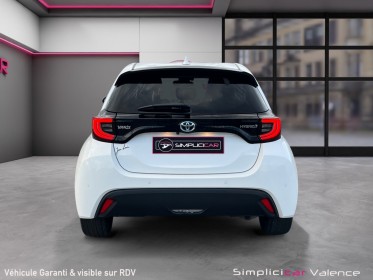 Toyota yaris hybride my22 116h design entretien toyota 1ère main caméra de recul carplay line assist garantie 12 mois...