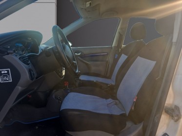 Ford focus 2.0i - 130 ghia occasion simplicicar frejus  simplicicar simplicibike france