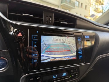 Toyota auris touring sports my17 hybride 136h design/entretien a jour/garantie 12 mois occasion paris 17ème (75)(porte...