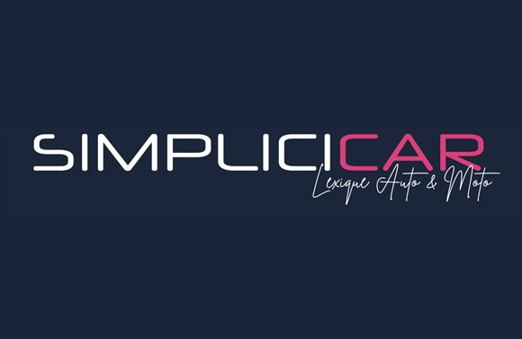 Lexique auto moto Simplicicar consulté sur smartphone devant une voiture d'occasion